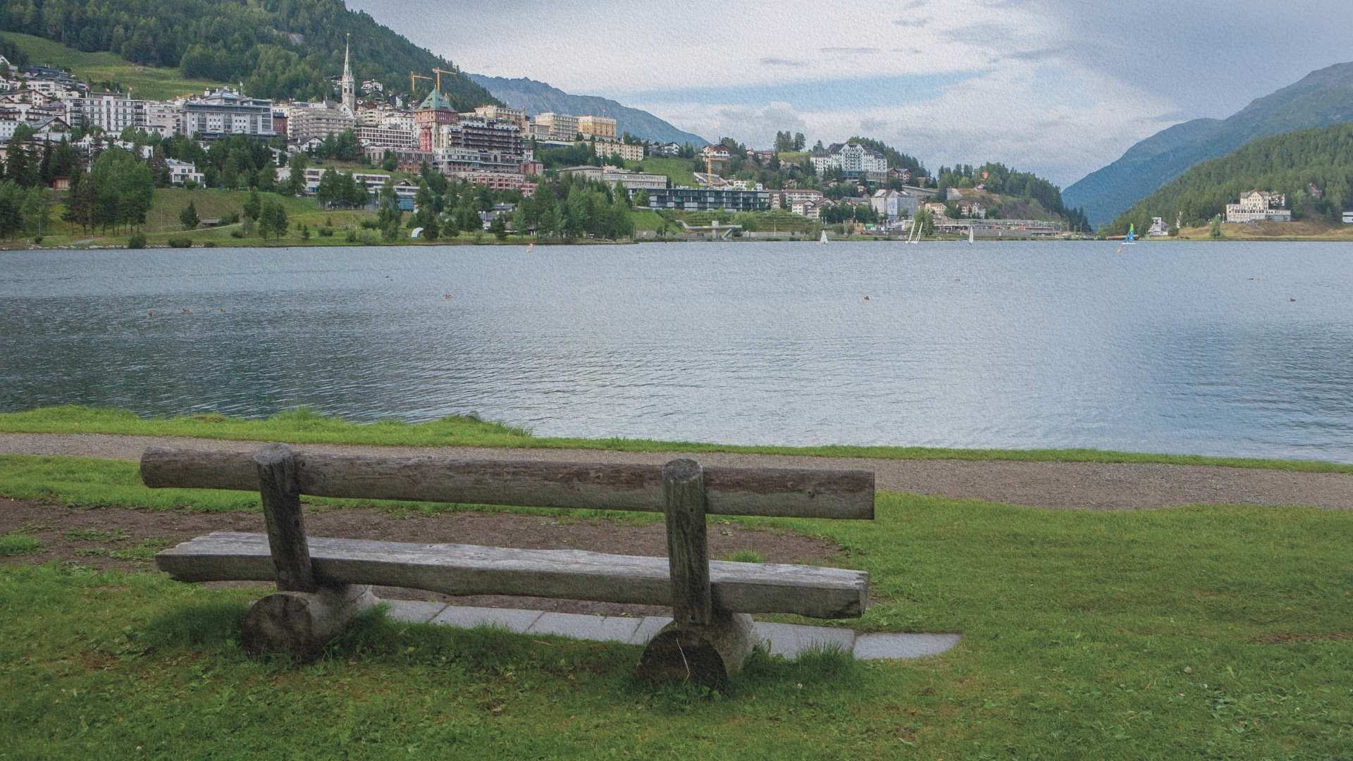 Banc en bois face au lac de Saint-Moritz dans les Alpes suisses