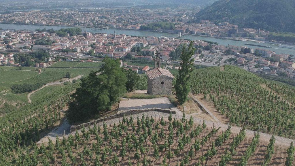 Vignobles et vallée du Rhône à Sion dans le canton du Valais en Suisse