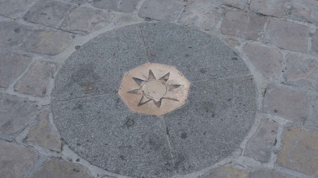 Point zéro sur le parvis de Notre-Dame de Paris, repère historique à partir duquel sont calculées les distances vers Paris en France