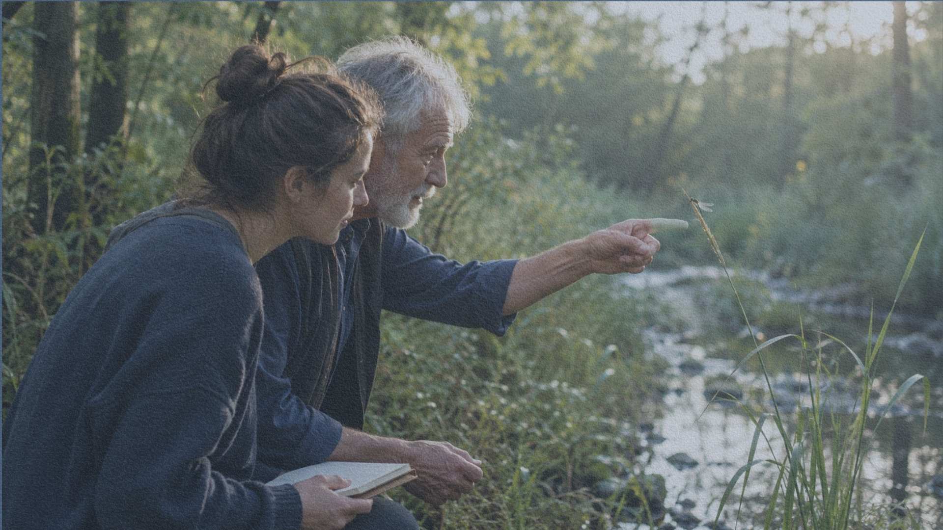 Deux générations observent une libellule au bord d'un ruisseau forestier, illustrant la transmission d'une attention au vivant.
