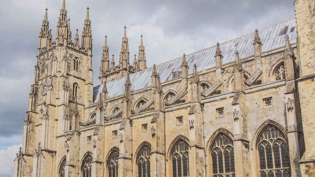Façade gothique de la cathédrale de Canterbury en Angleterre, haut lieu du christianisme médiéval européen