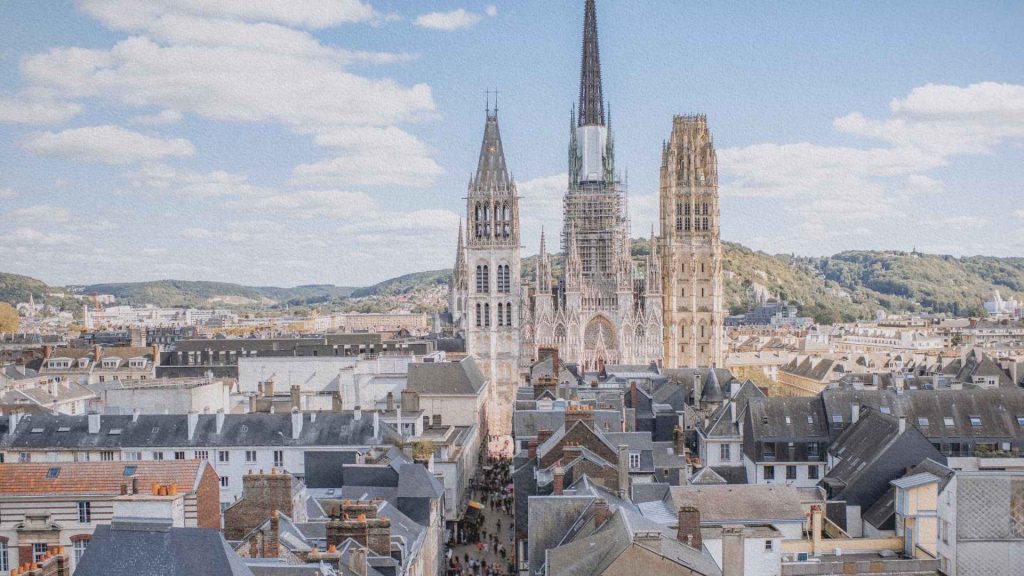 Vue panoramique de Rouen dominée par sa cathédrale gothique au cœur du tissu urbain historique