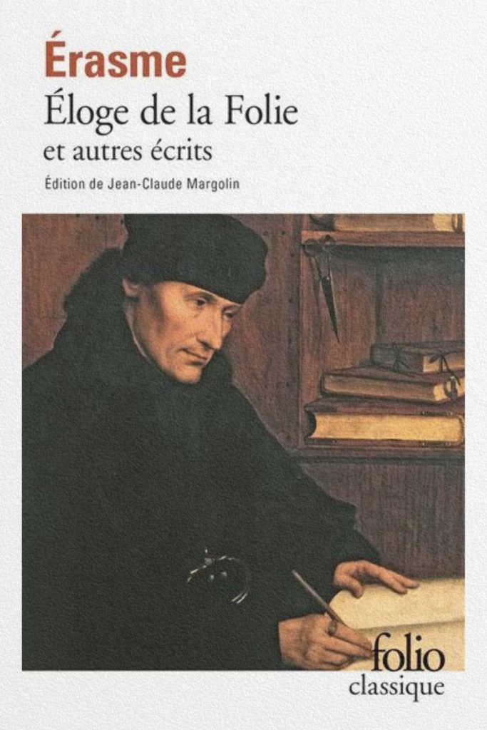 Couverture du livre Éloge de la folie d'Érasme représentant le philosophe humaniste dans son cabinet d'étude entouré de livres.