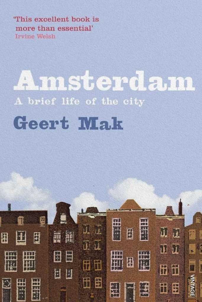 Couverture du livre Amsterdam: A Brief Life of the City de Geert Mak, consacré à l'histoire et à l'identité culturelle de la capitale des Pays-Bas.