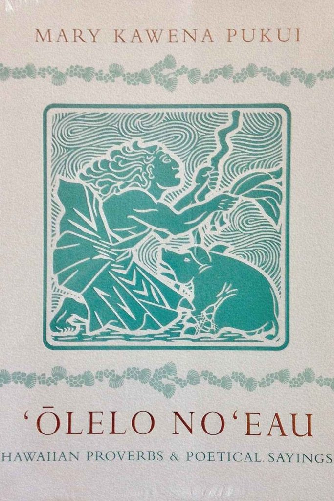 Couverture du livre « ʻŌlelo Noʻeau: Hawaiian Proverbs & Poetical Sayings » de Mary Kawena Pukui, ouvrage de référence sur les proverbes et paroles de sagesse hawaïens.