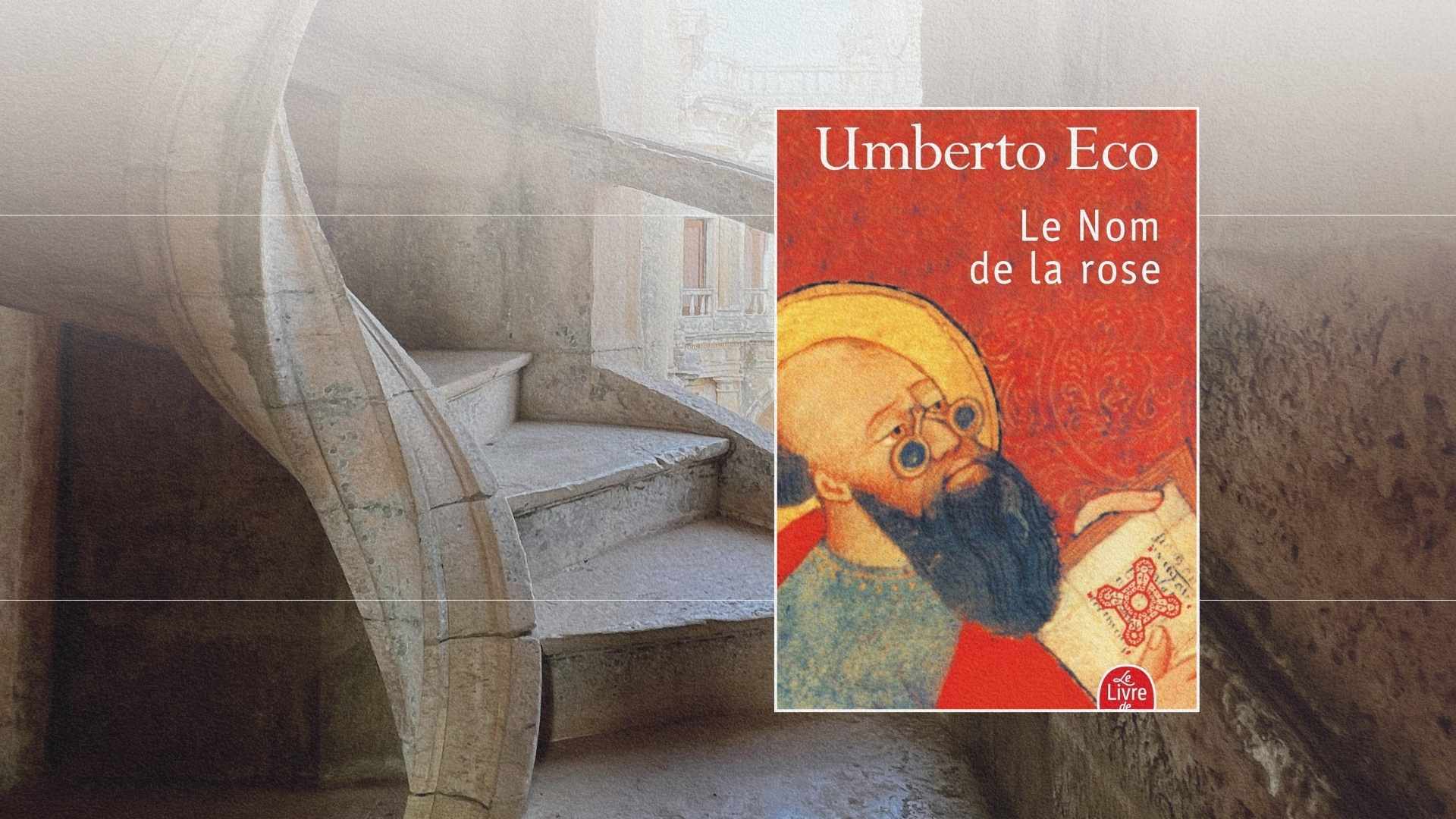 Couverture du livre Le Nom de la rose d'Umberto Eco sur fond d'escalier d'abbaye médiévale, symbole du labyrinthe, des manuscrits et du savoir au Moyen Âge.