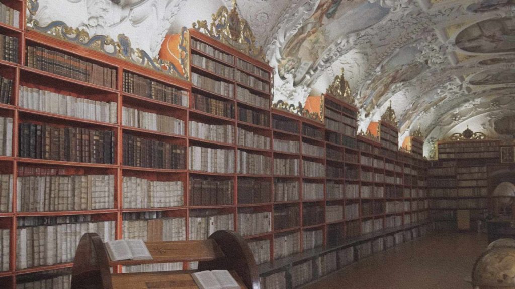 Bibliothèque ancienne aux rayonnages remplis d'ouvrages, symbole de la transmission du savoir en Europe