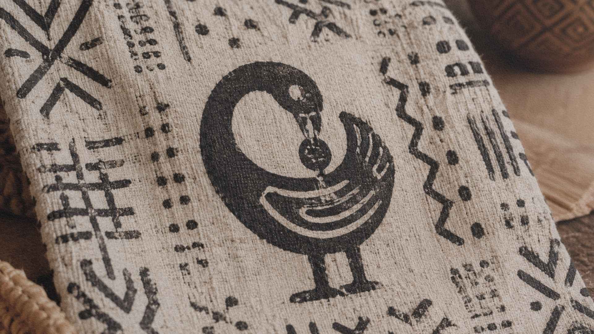 Symbole Sankofa adinkra représentant un oiseau tourné vers l’arrière sur un textile traditionnel d’Afrique de l’Ouest