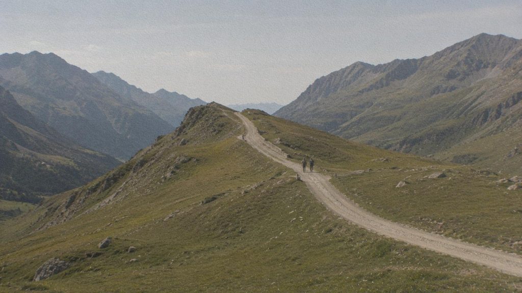 Un col des Alpes italiennes reliant deux vallées de montagne.