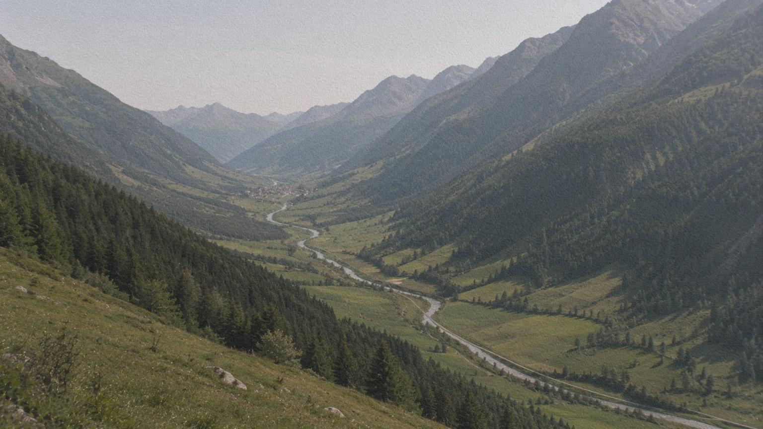 Les Alpes italiennes vues depuis une vallée où le relief structure naturellement le territoire.