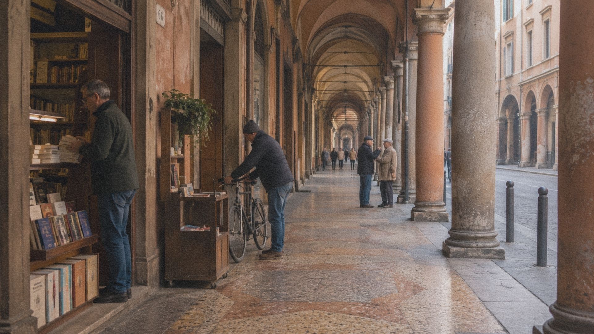 Une librairie ouvre ses portes sous les arcades historiques de Bologne, tandis que les habitants traversent naturellement le centre ancien.