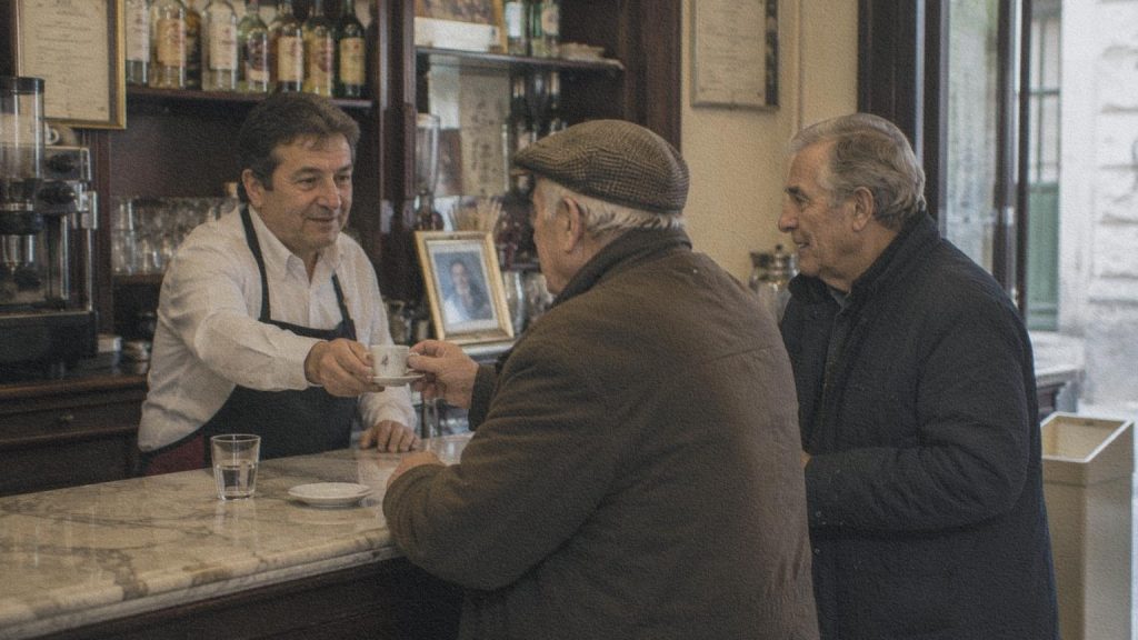 Un café de quartier participe à la vie quotidienne d'une ville italienne.