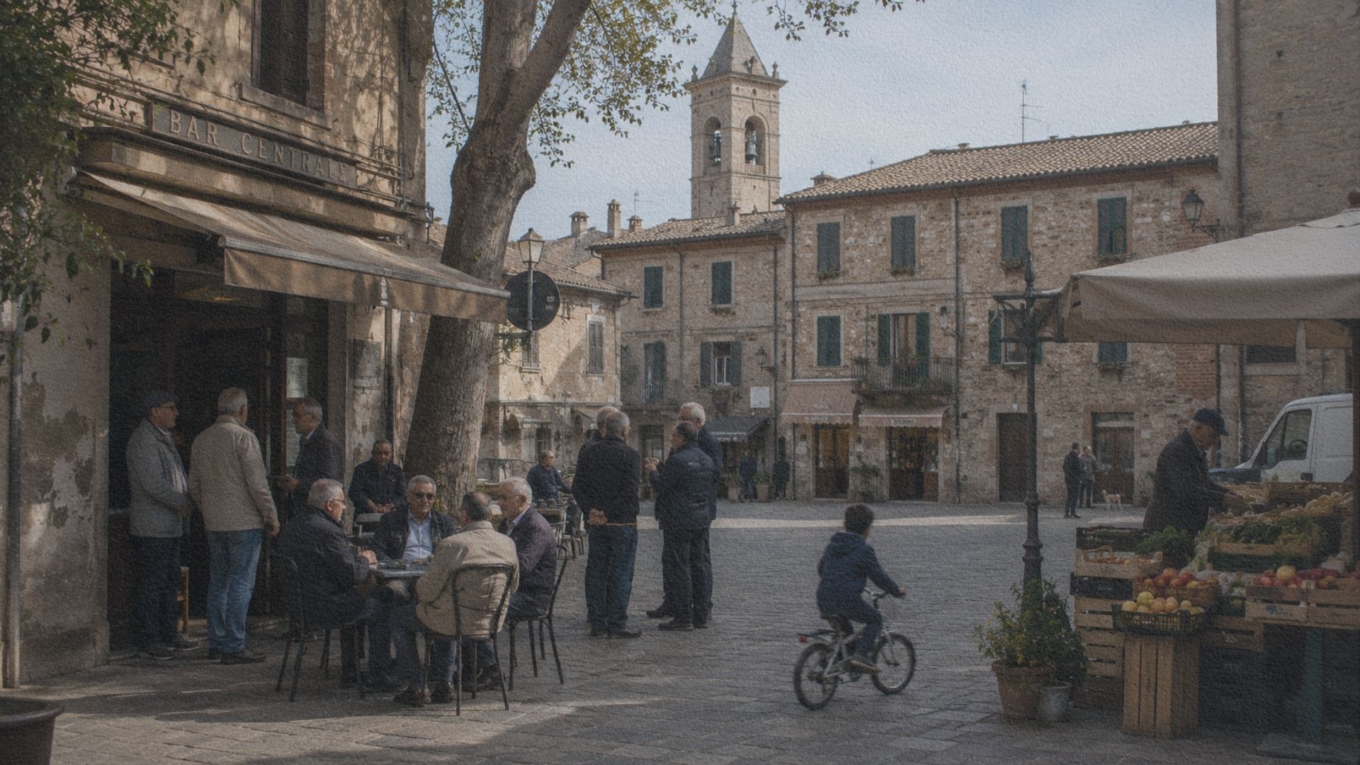Habitants réunis sur une petite place italienne où le clocher accompagne discrètement la vie quotidienne.