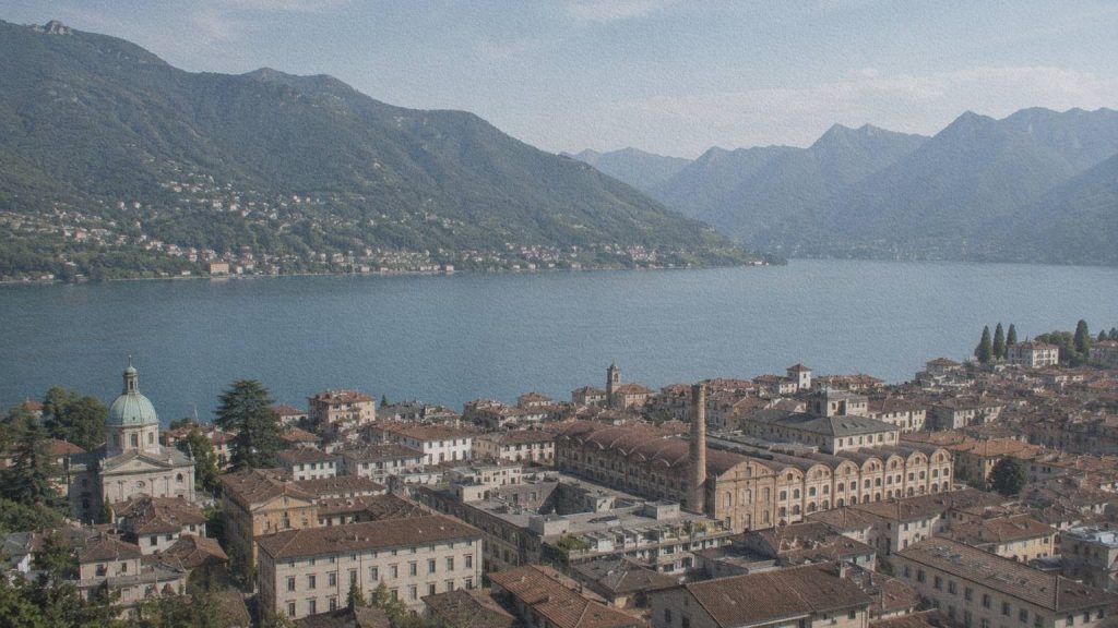 Vue sur le lac de Côme et le centre historique entouré par les montagnes.