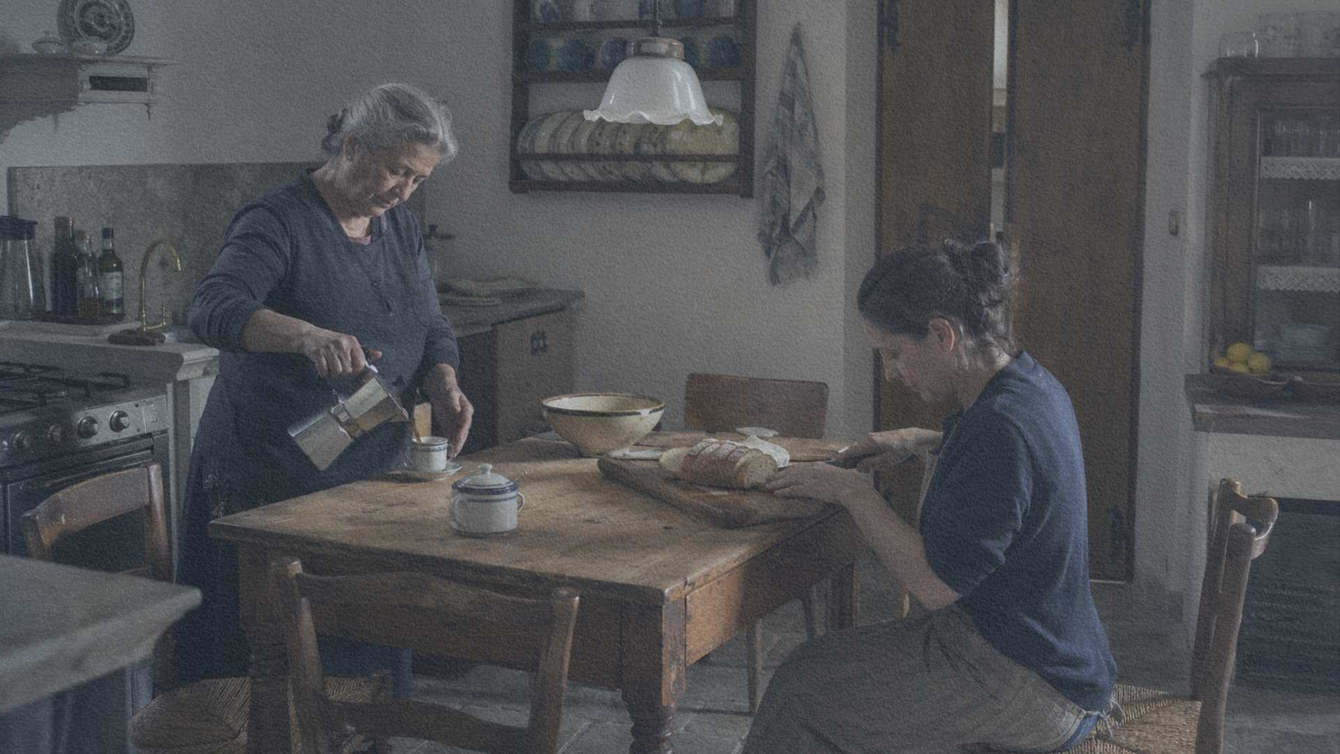 Cuisine familiale italienne où plusieurs générations utilisent des objets du quotidien soigneusement conçus.