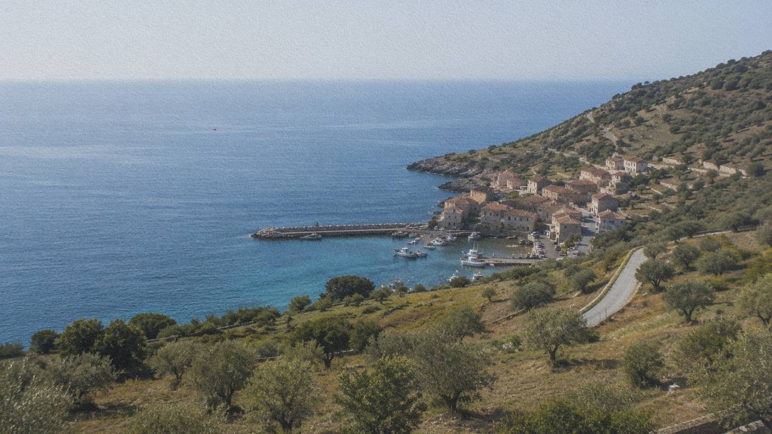 Petit village portuaire, oliveraie et route côtière sur une île italienne bordée par la mer Méditerranée.