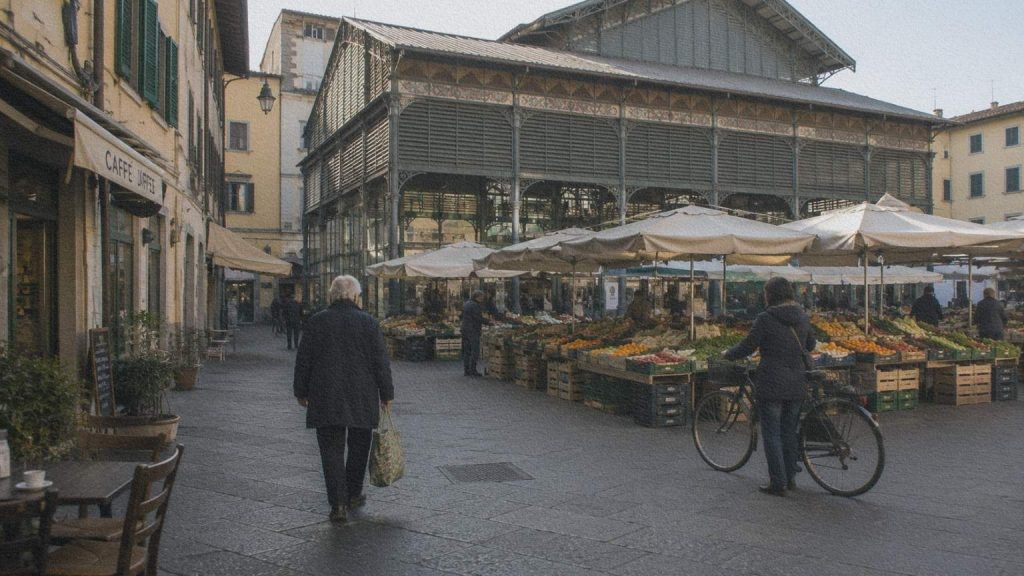 Des habitants font leurs courses autour de la halle de Sant’Ambrogio, intégrée à la vie quotidienne d’un quartier de Florence.