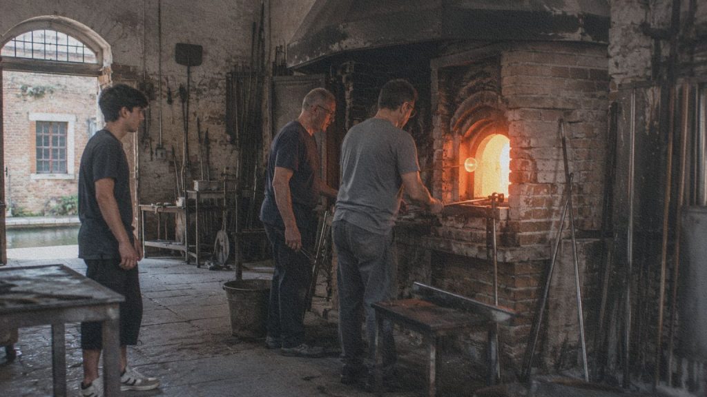 Atelier verrier traditionnel installé le long d'un canal de Murano.