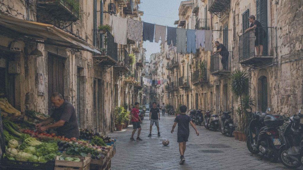 Rue résidentielle du centre historique de Palerme animée par la vie quotidienne des habitants.