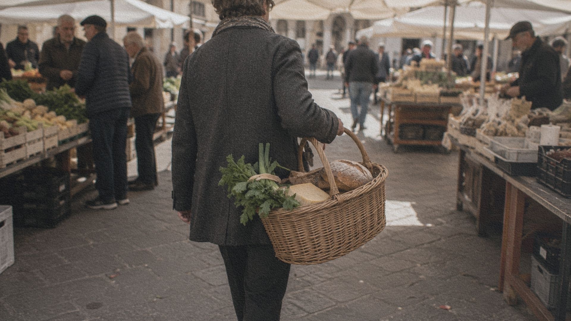 Habitante quittant un marché italien avec un panier rempli de produits de saison.