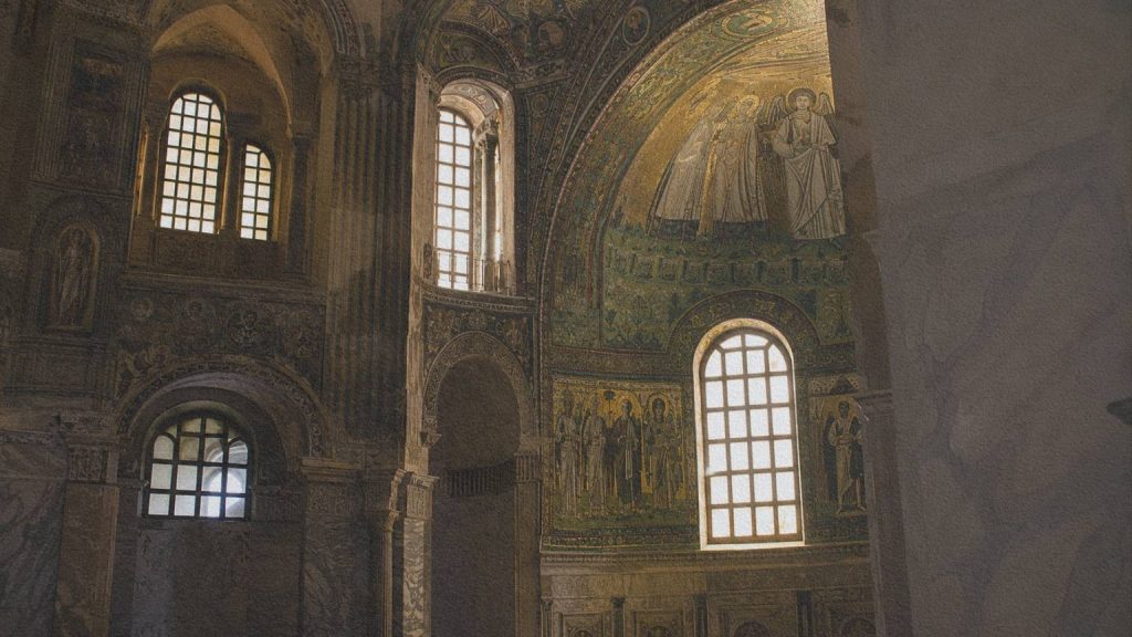 Lumière naturelle illuminant les mosaïques byzantines de la basilique San Vitale à Ravenne.