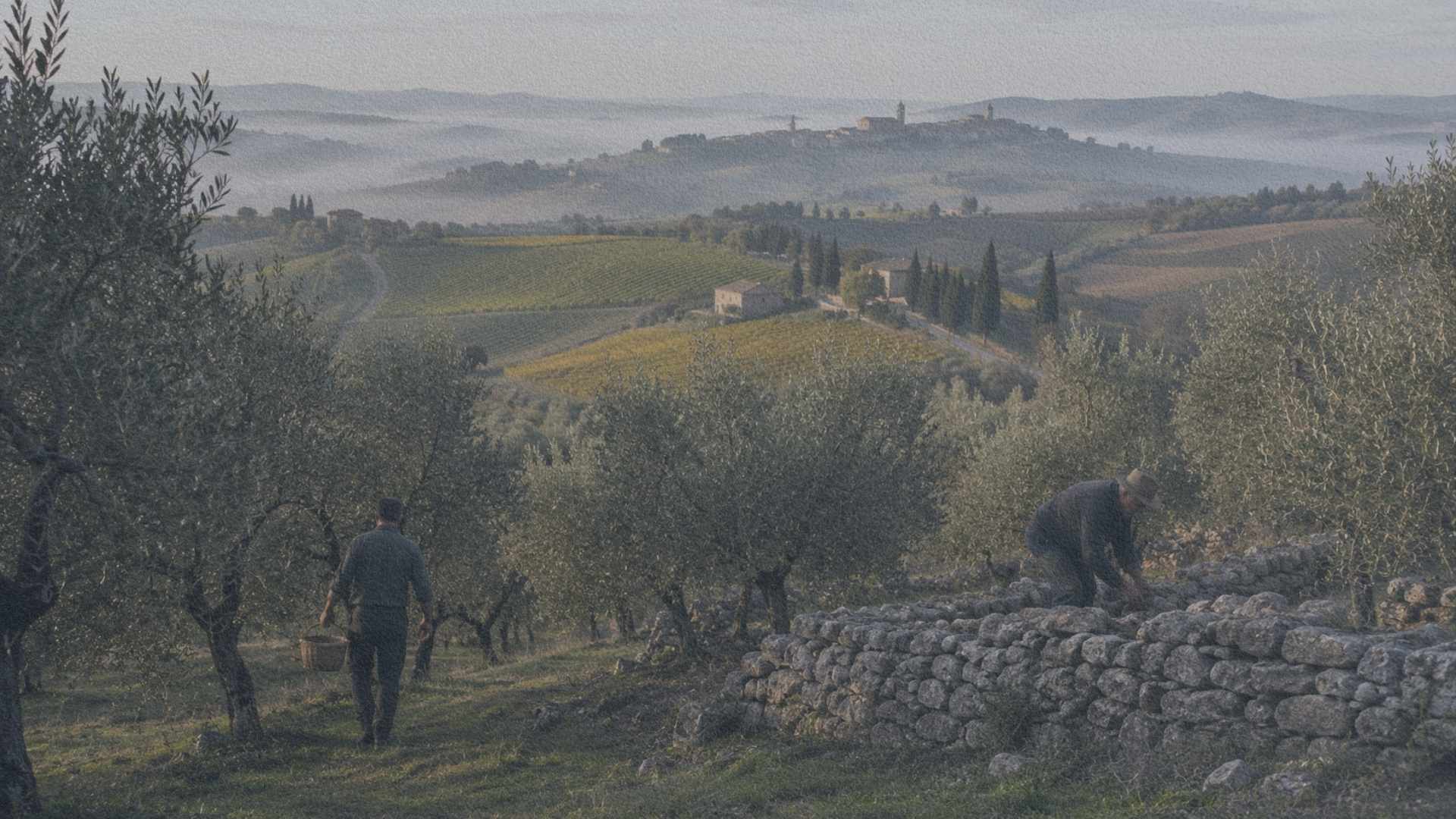 Agriculteurs travaillant dans les collines du Val d'Orcia au cœur d'un paysage façonné par des siècles d'agriculture.