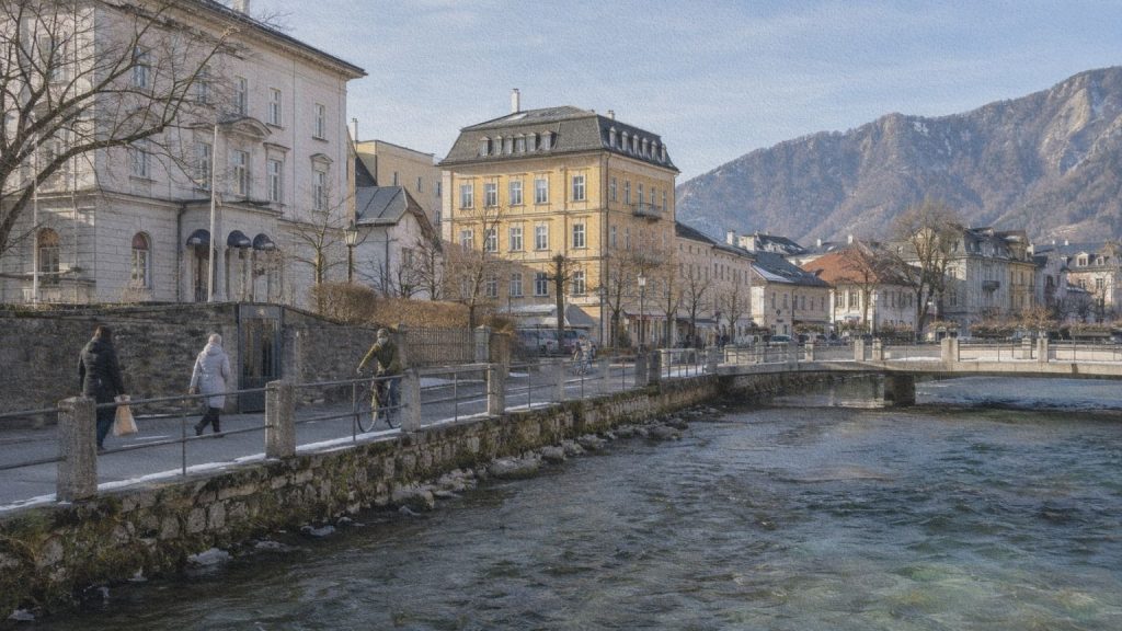 Habitants marchant le long de la Traun dans le centre de Bad Ischl pendant un après-midi d’hiver.