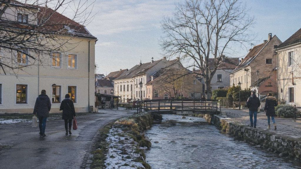 Habitants et visiteurs marchant le long de la Gradna dans le centre de Samobor en hiver.