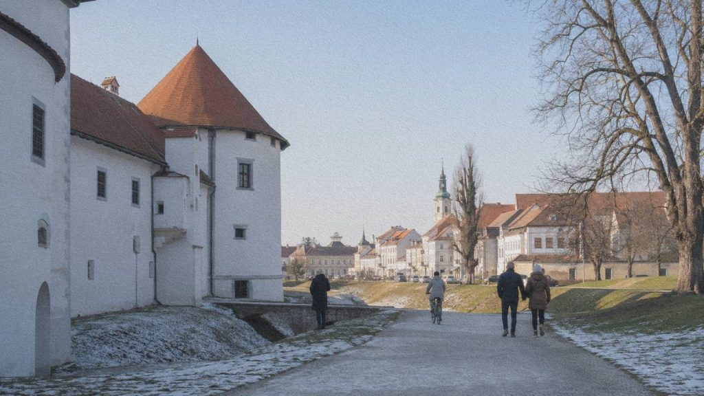 Habitants circulant près du château Stari Grad de Varaždin pendant un après-midi d’hiver.