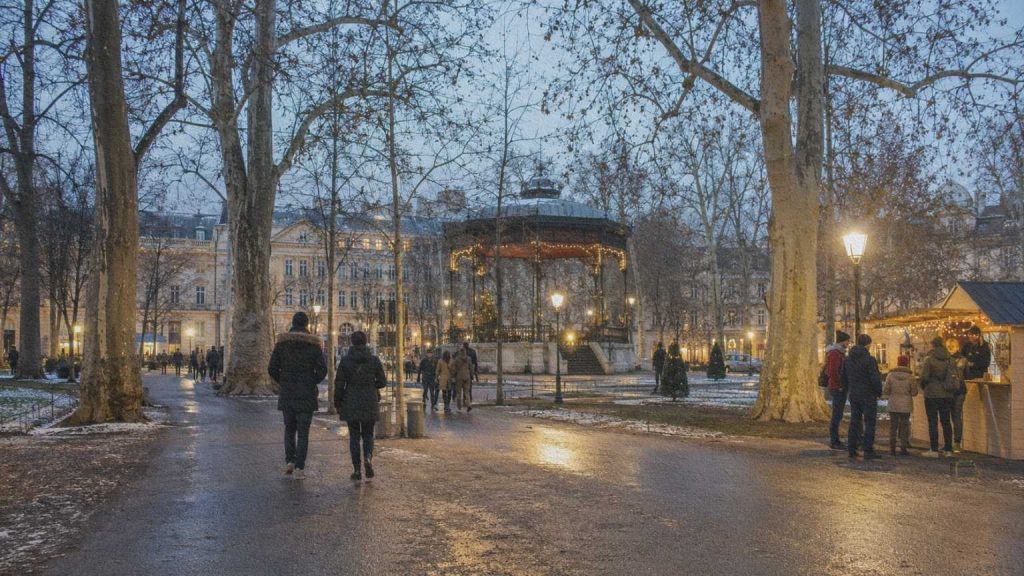 Habitants traversant le jardin de Zrinjevac éclairé pour l’Avent au début d’une soirée d’hiver.