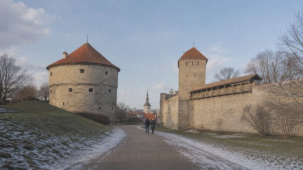 Promeneurs longeant les remparts près des tours Kiek in de Kök et de la Vierge à Tallinn en hiver.