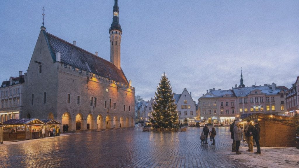 Marché de Noël de Tallinn autour du sapin de Raekoja plats à la tombée du jour.