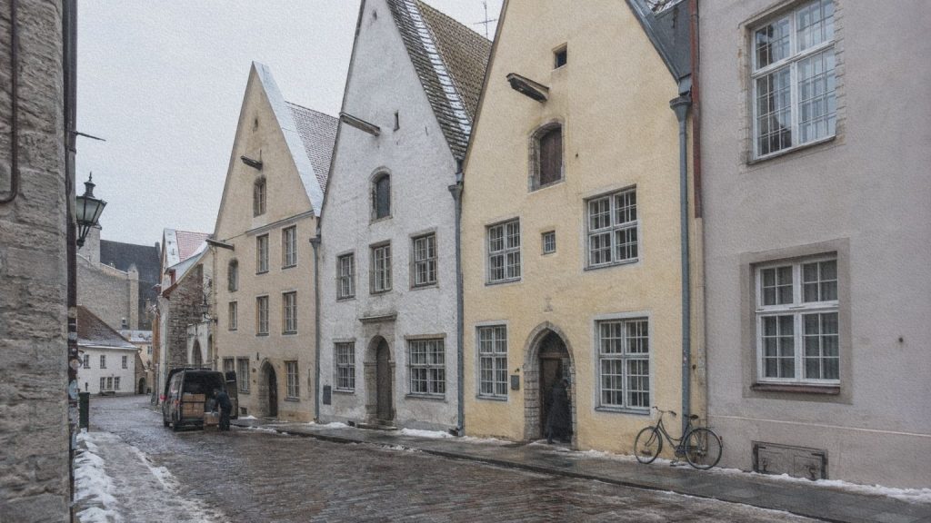 Maisons de marchands aux pignons étroits et poutres de levage dans la rue Pikk à Tallinn.