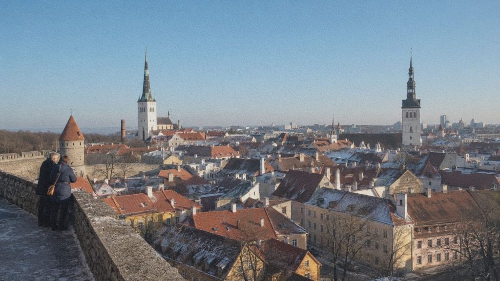 Vue hivernale sur les toits, les clochers et les remparts du centre historique de Tallinn depuis Toompea.