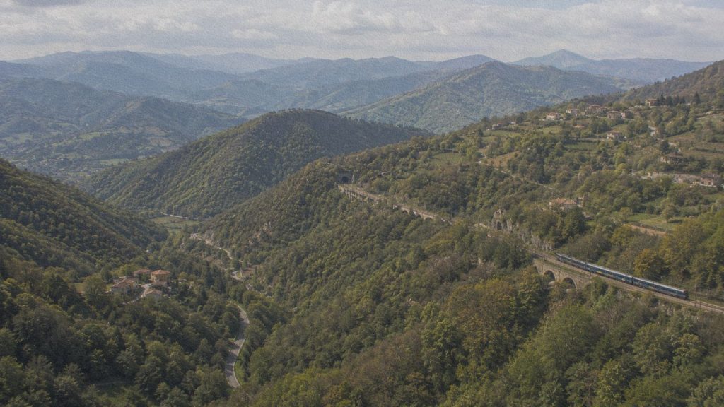 Paysage boisé des Apennins traversé par le réseau ferroviaire entre Bologne et Florence.