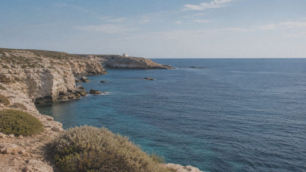 Mer et côte de Lampedusa, paysage méditerranéen chargé de mémoire dans La Loi de la mer de Davide Enia.