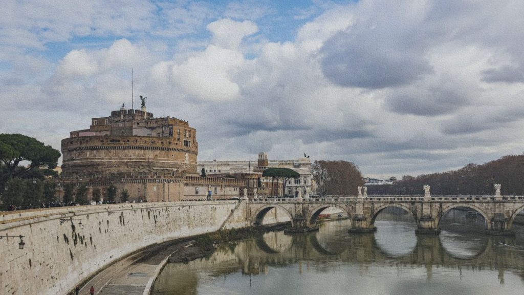 Château Saint-Ange à Rome, construit autour de l’ancien mausolée de l’empereur Hadrien sur la rive du Tibre.