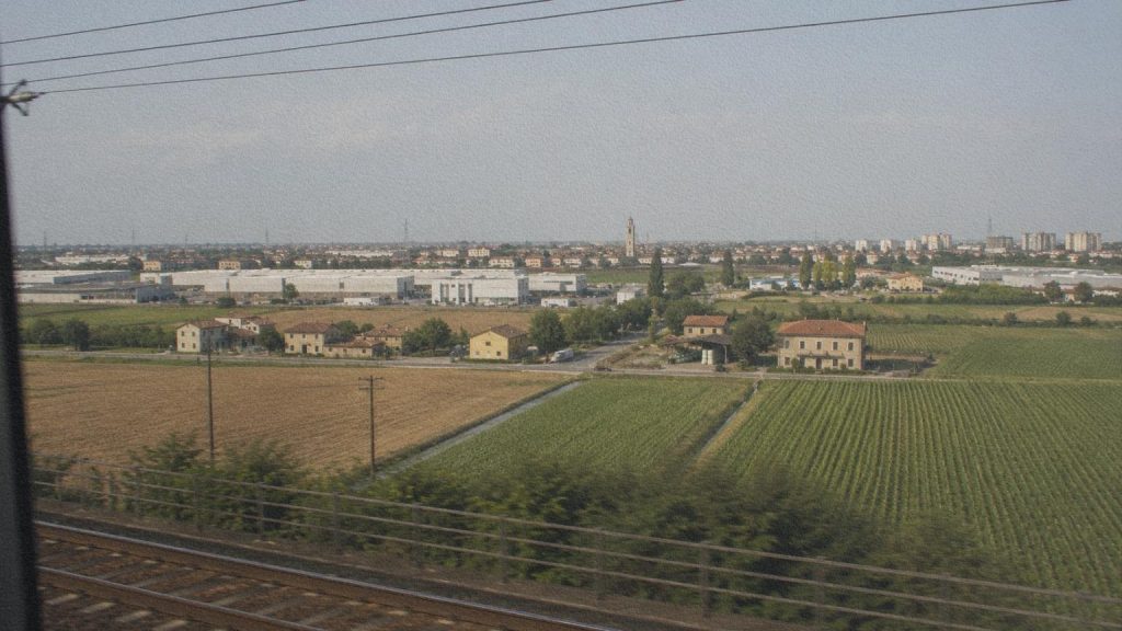 Paysage de la plaine du Pô entre Milan et Bologne mêlant agriculture, villes, industrie et infrastructures