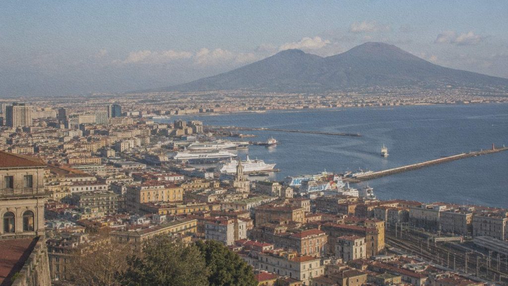 Naples, sa baie, les territoires urbanisés du golfe et le Vésuve en arrière-plan.