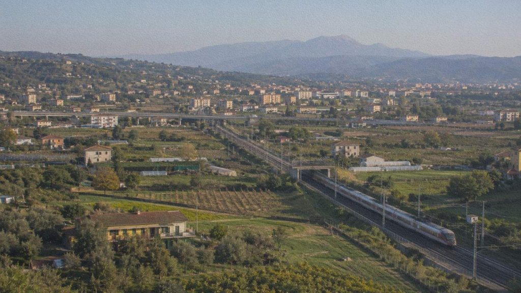 Paysage agricole et habité traversé par le chemin de fer entre le Latium et la Campanie.