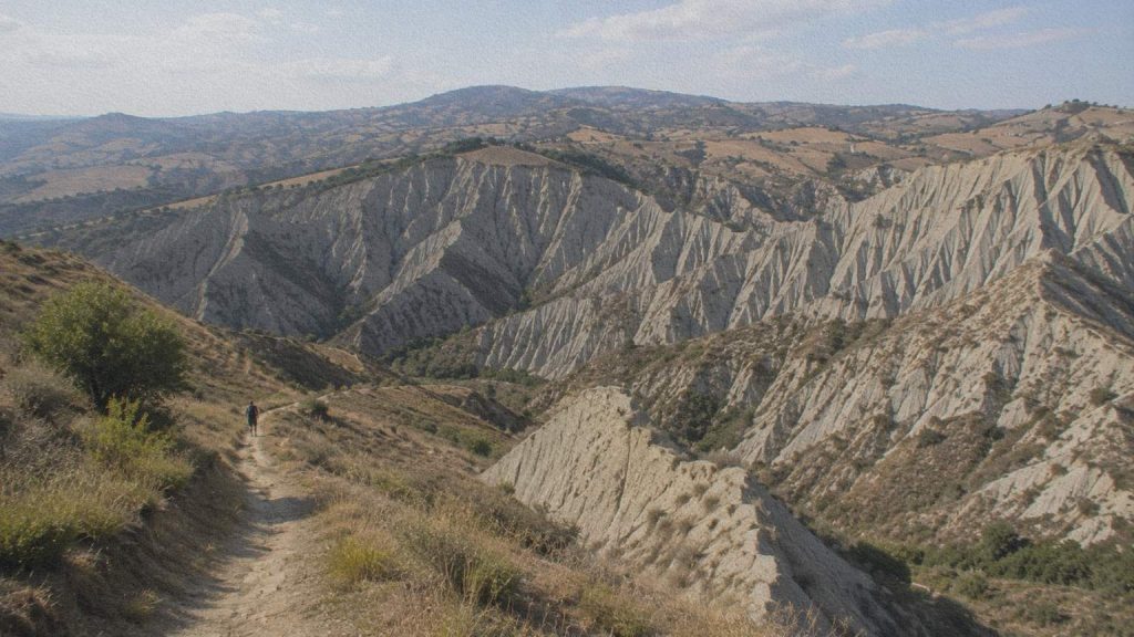 Sentier parmi les calanchi autour d’Aliano en Basilicate, dernière étape du parcours sur les traces de Carlo Levi.