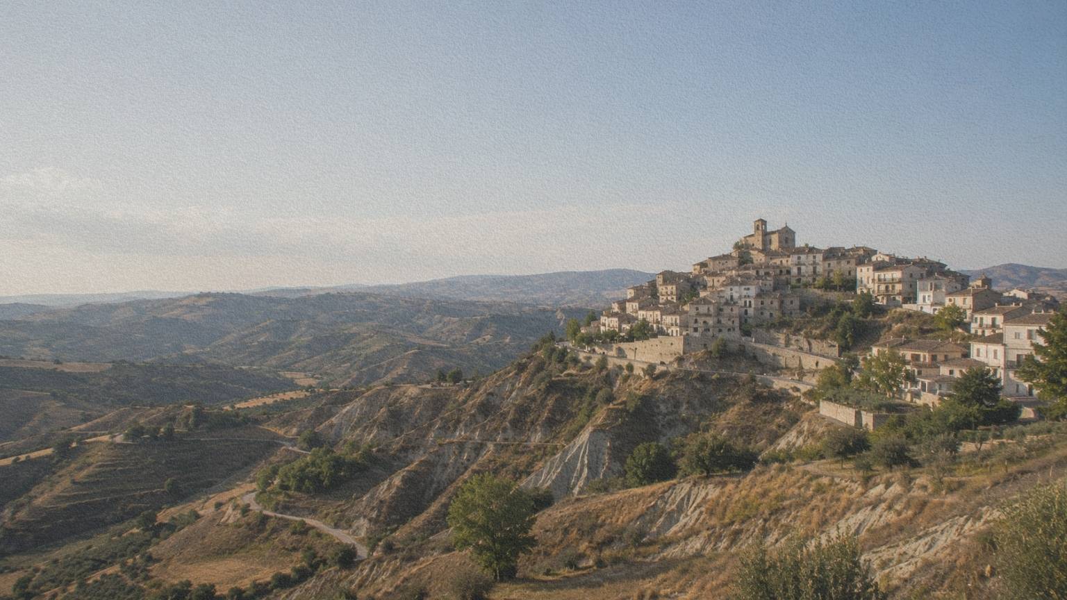Aliano au cœur des paysages de Basilicate et des calanchi, territoire principal du confinement de Carlo Levi.