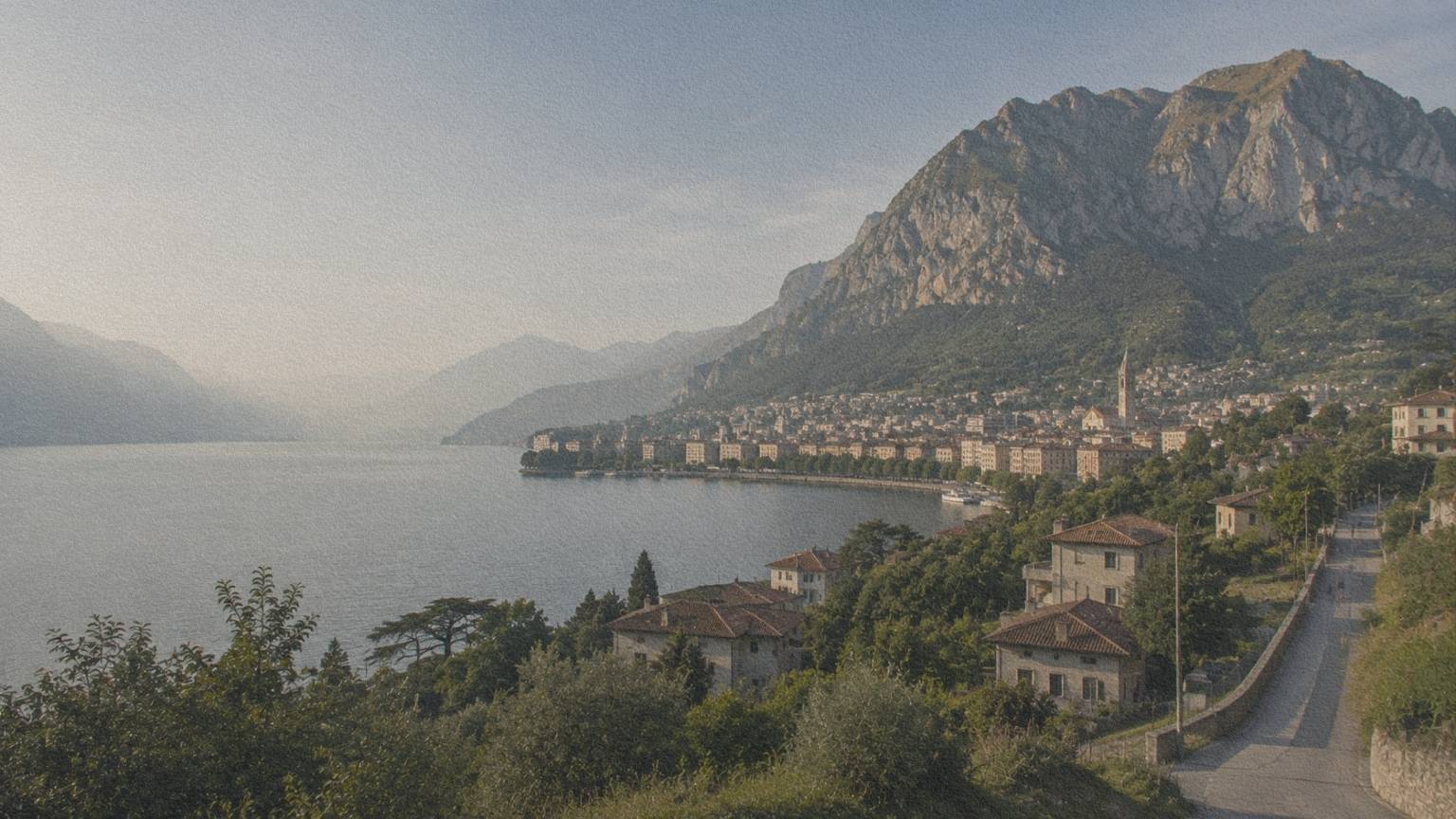 Lecco et le lac de Côme entourés par les montagnes lombardes, territoire d’ouverture des Fiancés de Manzoni.