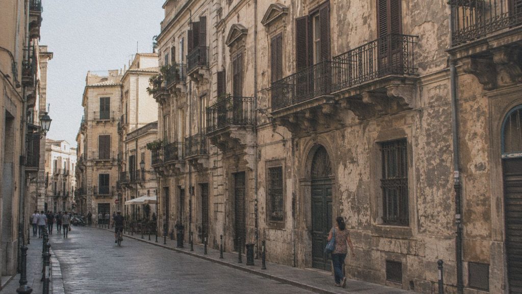 Rue de la Kalsa à Palerme où palais historiques et vie quotidienne contemporaine se mêlent dans le territoire de Lampedusa.