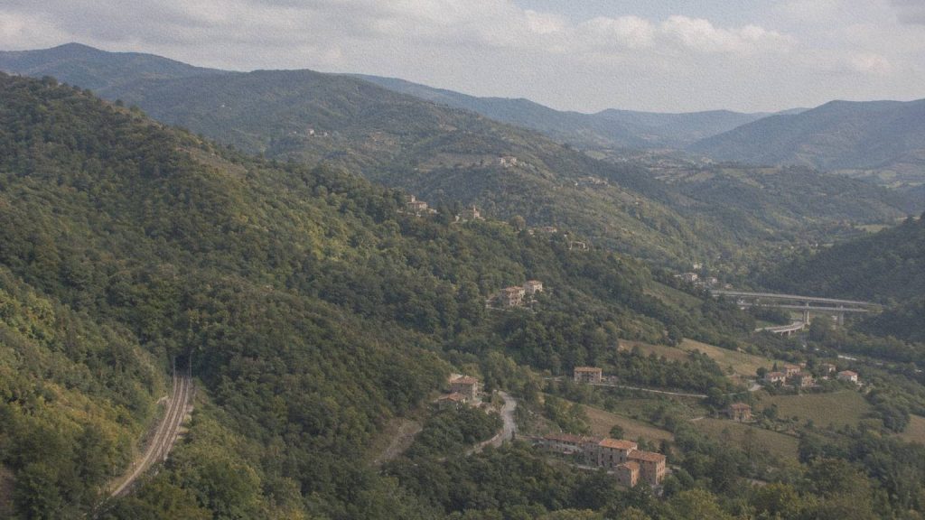 Paysage des Apennins traversé par le réseau ferroviaire entre Bologne et Florence