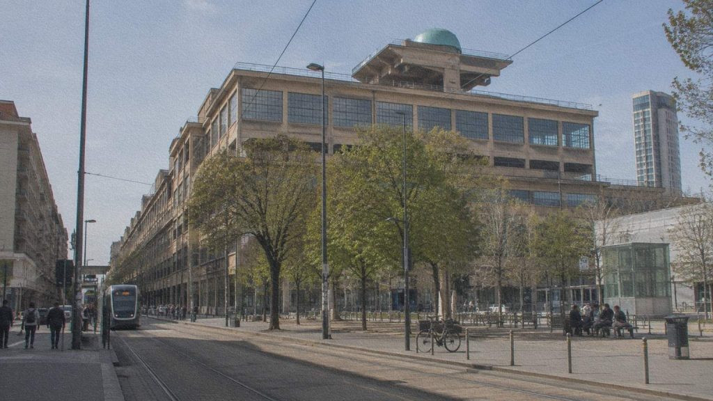 Ancien complexe industriel du Lingotto intégré au tissu urbain contemporain de Turin