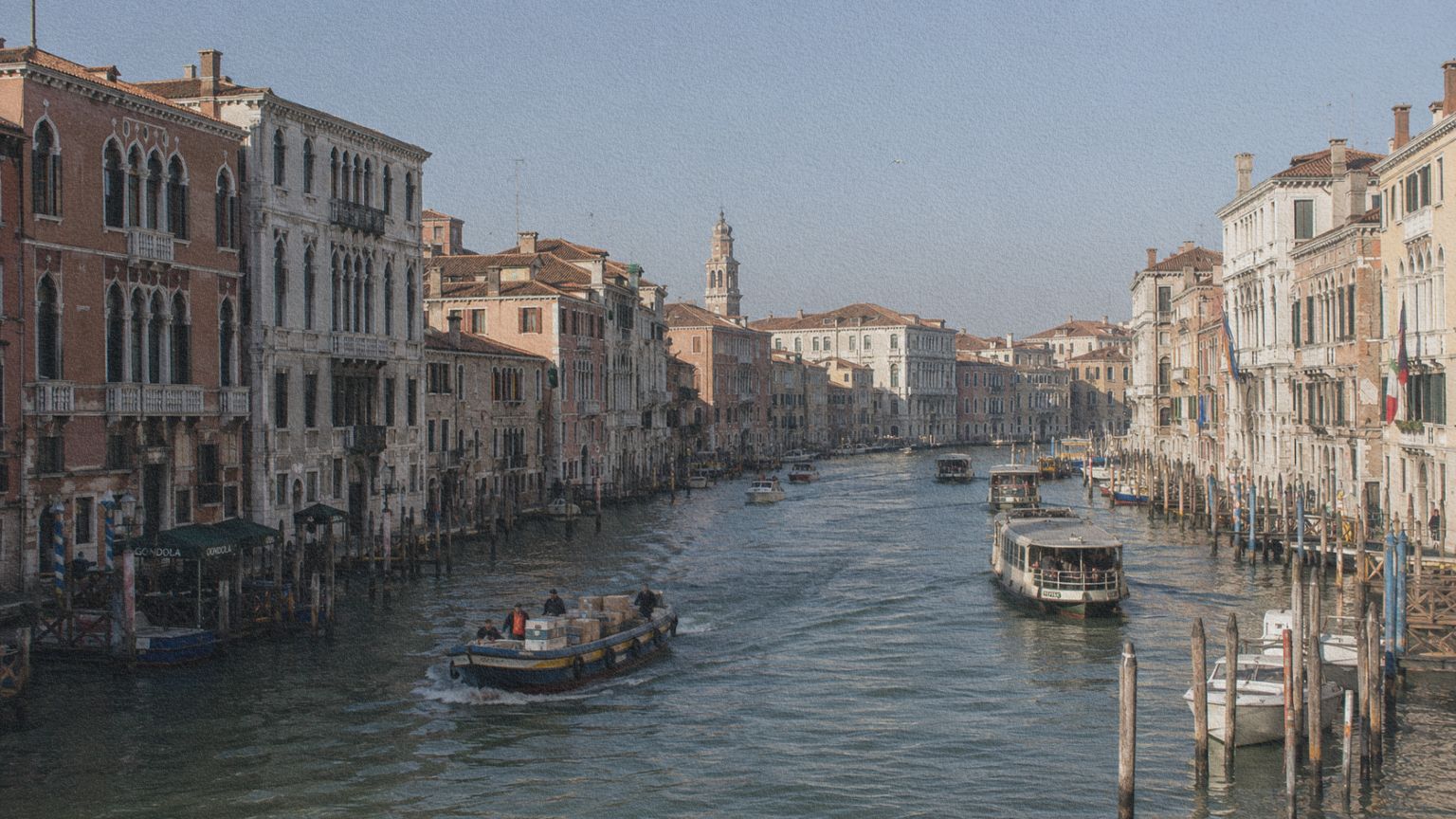 Italie-venise-grand-canal-palais-marchands Le Grand Canal bordé de palais marchands où circulent les bateaux du quotidien à Venise.