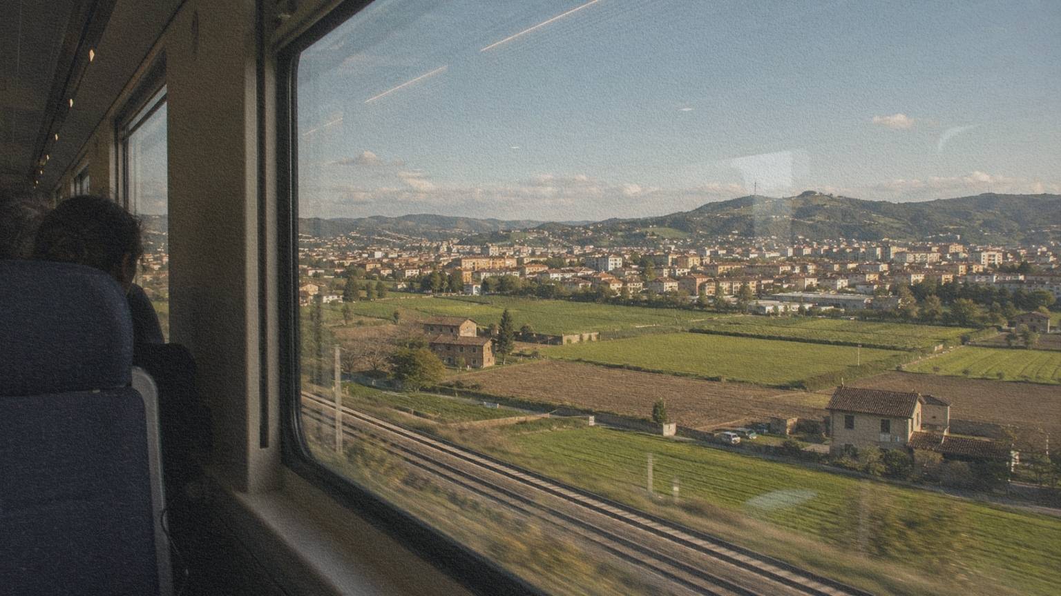Italie-voyager-train-territoires-relies Voyageurs descendant d'un train régional dans une ville italienne de taille moyenne fréquentée par ses habitants.