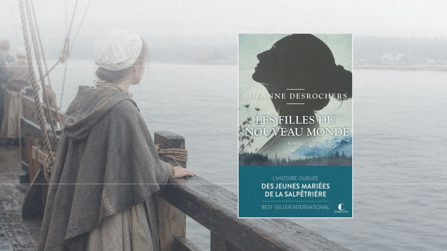 Jeune femme observant les rives du Saint-Laurent depuis le pont d’un navire du XVIIe siècle.