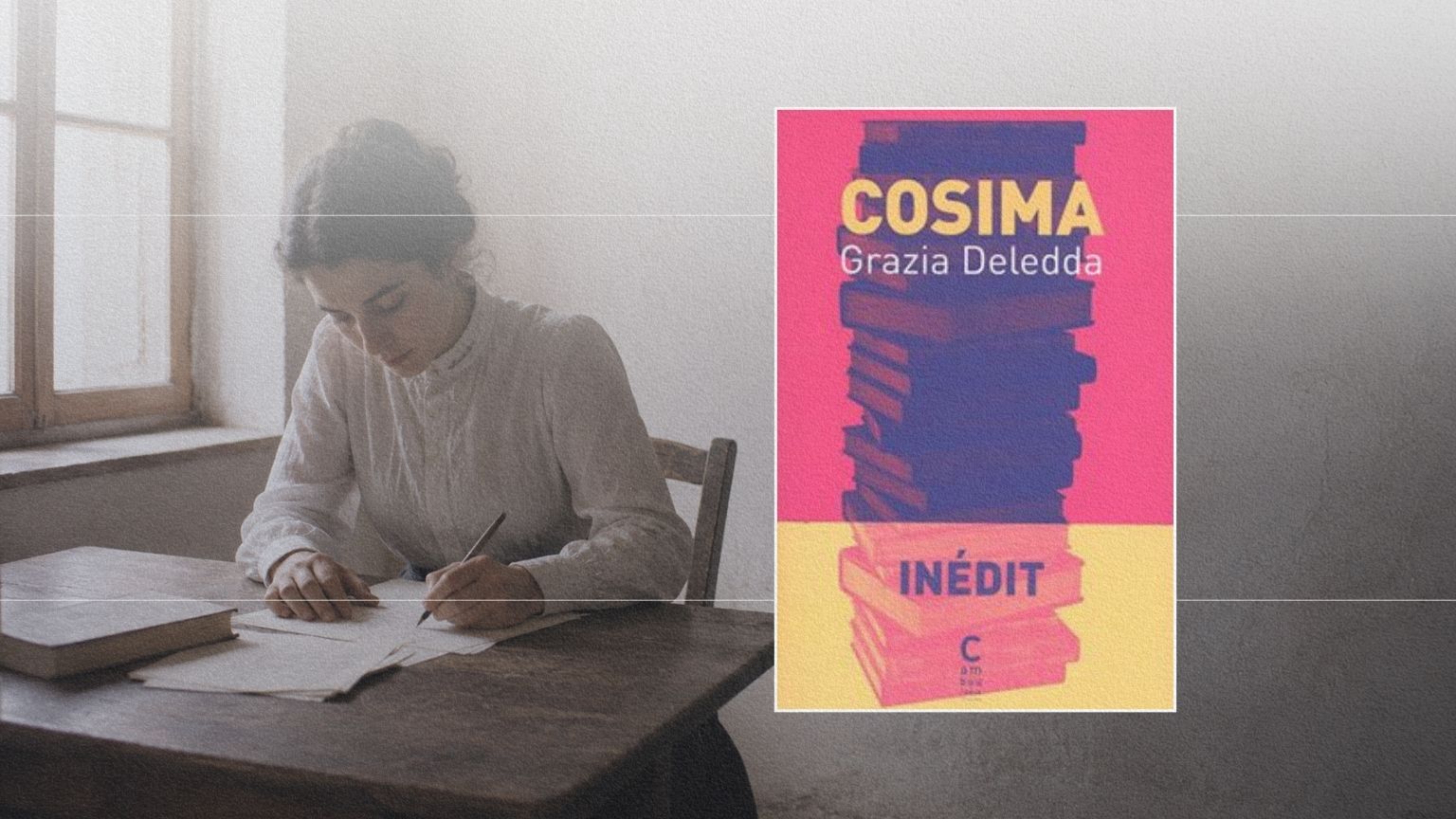 Jeune femme écrivant à une table dans une maison de Nuoro à la fin du XIXe siècle, en écho à Cosima de Grazia Deledda.